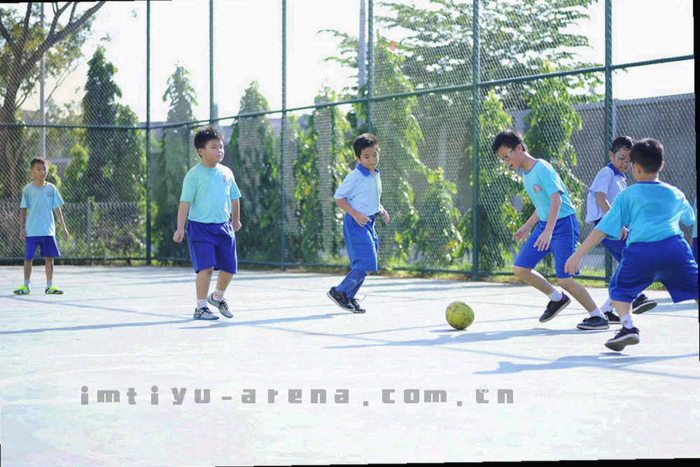 球场跑动热区图与多项跑动指标并排的图形化对照示意